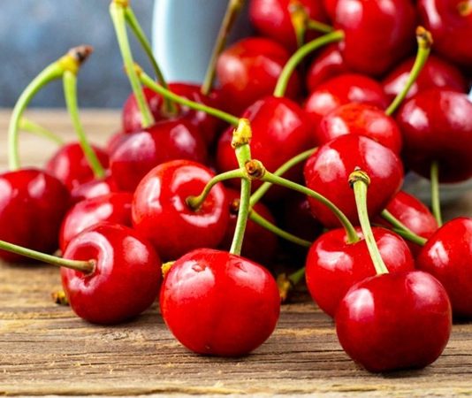 Yaz Mevsiminin Kırmızı İncisi Kiraz Sofralarda Ve Ekonomide Öne Çıkıyor Kiraz, yaz aylarının gelişiyle birlikte hem pazarlarda hem de sofralarda kendine güçlü bir yer bulan özel bir meyve olarak dikkat çekiyor. Parlak rengi, dengeli tatlılığı ve ferahlatıcı yapısıyla kiraz, yalnızca lezzetli bir meyve değil; aynı zamanda kültürel, ekonomik ve beslenme açısından da önemli bir değeri temsil ediyor. Türkiye’de özellikle bahar sonu ve yaz başında yoğun şekilde tüketilen bu meyve, tarımsal üretimde stratejik ürünler arasında yer alıyor. Konulu bir haber görseli.