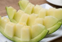 Kavun, yaz aylarının yaklaşmasıyla birlikte pazarlarda ve sofralarda daha sık görülmeye başlayan, aroması ve tatlı yapısıyla dikkat çeken bir meyve olarak öne çıkıyor. Serinletici etkisi ve doyurucu özelliği sayesinde kavun, sıcak havalarda tercih edilen doğal besinler arasında yer alıyor. Türkiye’de geniş bir üretim alanına sahip olan kavun, hem geleneksel tüketim alışkanlıklarında hem de modern beslenme anlayışında kendine sağlam bir yer edinmiş durumda. Konulu bir haber görseli.