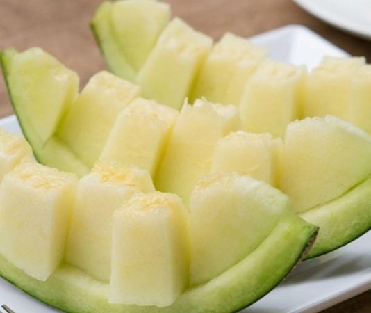 Kavun, yaz aylarının yaklaşmasıyla birlikte pazarlarda ve sofralarda daha sık görülmeye başlayan, aroması ve tatlı yapısıyla dikkat çeken bir meyve olarak öne çıkıyor. Serinletici etkisi ve doyurucu özelliği sayesinde kavun, sıcak havalarda tercih edilen doğal besinler arasında yer alıyor. Türkiye’de geniş bir üretim alanına sahip olan kavun, hem geleneksel tüketim alışkanlıklarında hem de modern beslenme anlayışında kendine sağlam bir yer edinmiş durumda. Konulu bir haber görseli.