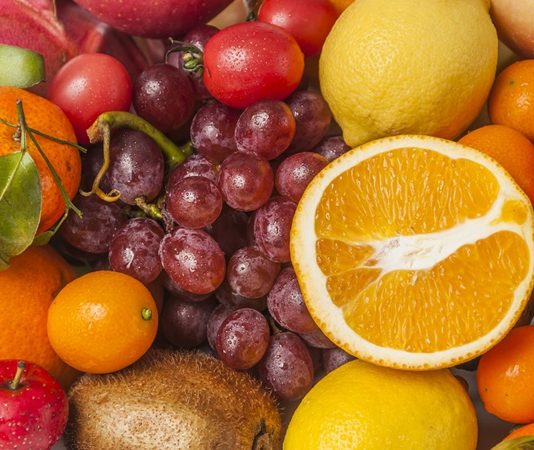 Yerel Ve Organik Meyveler İle Doğal Beslenmede Yeni Dönem Son yıllarda beslenme alışkanlıklarında dikkat çeken değişimlerden biri, tüketicilerin gıdanın kaynağına daha fazla önem vermesi oldu. Bu dönüşümün merkezinde ise yerel ve organik meyveler yer alıyor. İnsanlar artık yalnızca meyvenin tadına değil, nasıl üretildiğine, nereden geldiğine ve hangi koşullarda sofraya ulaştığına da bakıyor. Bu yaklaşım, hem bireysel tercihlerde hem de toplumsal tüketim alışkanlıklarında belirgin bir fark yaratıyor. Konulu bir haber görseli.