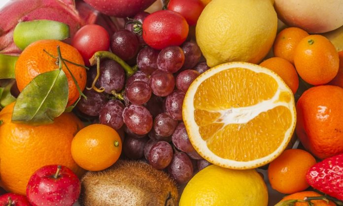 Son yıllarda beslenme alışkanlıklarında dikkat çeken değişimlerden biri, tüketicilerin gıdanın kaynağına daha fazla önem vermesi oldu. Bu dönüşümün merkezinde ise yerel ve organik meyveler yer alıyor. İnsanlar artık yalnızca meyvenin tadına değil, nasıl üretildiğine, nereden geldiğine ve hangi koşullarda sofraya ulaştığına da bakıyor. Bu yaklaşım, hem bireysel tercihlerde hem de toplumsal tüketim alışkanlıklarında belirgin bir fark yaratıyor. Konulu bir haber görseli.