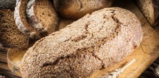 Anadolu’nun zengin mutfak kültürü, yüzyıllar boyunca farklı iklimler, coğrafyalar ve yaşam biçimleriyle şekillenmiş durumda. Bu kültürel birikimin en güçlü sembollerinden biri ise yöresel ekmekler olarak öne çıkıyor. Her bölgenin kendi buğdayı, unu, pişirme yöntemi ve gelenekleriyle ortaya çıkan bu ekmekler, yalnızca bir besin değil aynı zamanda kültürel bir miras niteliği taşıyor. Günümüzde modern fırıncılık yaygınlaşsa da, yöresel ekmeklere olan ilgi giderek artıyor. Konulu bir haber görseli.