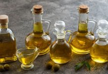 Zeytinyağı ve Bitkisel Yağlar Sofralarda Değişen Tercihler Günümüzde beslenme alışkanlıkları değiştikçe kullanılan yağ türleri de daha fazla tartışılır hale geliyor. Özellikle zeytinyağı ve farklı bitkisel yağlar, hem ev mutfaklarında hem de gıda sektöründe önemli bir yere sahip. Yağ seçimi artık yalnızca lezzetle değil, üretim yöntemi, içerik ve kullanım alanlarıyla birlikte değerlendiriliyor. Bu durum, tüketicilerin bilinçli tercihler yapmasını beraberinde getiriyor. Konulu bir haber görseli.