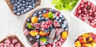 Günümüzde sağlıklı ve pratik beslenme arayışı arttıkça, dondurulmuş meyve ürünleri de sofralarda daha sık yer almaya başladı. Mevsim dışı meyvelere erişimi kolaylaştıran bu yöntem, hem zamandan tasarruf sağlıyor hem de besin değerlerinin büyük ölçüde korunmasına imkân tanıyor. Özellikle yoğun şehir yaşamında taze meyveye her zaman ulaşamayan bireyler için dondurulmuş meyveler önemli bir alternatif olarak öne çıkıyor. Konulu bir haber görseli.