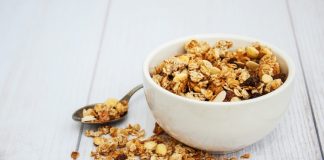 Granola ve müsli, son yıllarda sağlıklı yaşam ve dengeli beslenme trendlerinin güçlenmesiyle birlikte sofralarda daha sık yer almaya başladı. Özellikle güne enerjik başlamak isteyen bireyler için bu ürünler, pratikliği ve besleyici içeriğiyle dikkat çekiyor. Kahvaltıdan ara öğünlere kadar geniş bir kullanım alanına sahip olan granola ve müsli, modern beslenme anlayışının önemli bir parçası haline gelmiş durumda. Konulu bir haber görseli.
