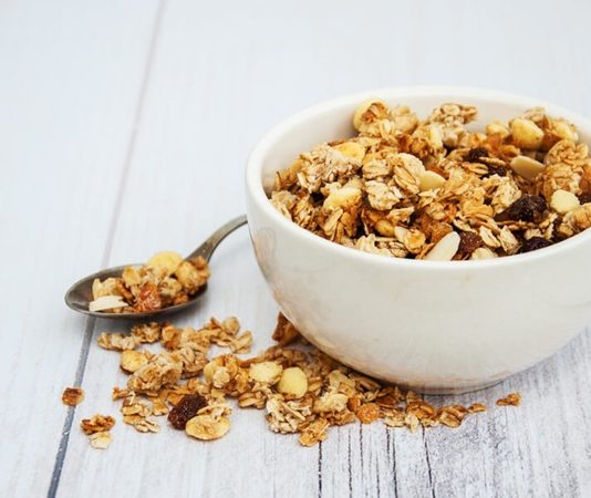 Granola ve müsli, son yıllarda sağlıklı yaşam ve dengeli beslenme trendlerinin güçlenmesiyle birlikte sofralarda daha sık yer almaya başladı. Özellikle güne enerjik başlamak isteyen bireyler için bu ürünler, pratikliği ve besleyici içeriğiyle dikkat çekiyor. Kahvaltıdan ara öğünlere kadar geniş bir kullanım alanına sahip olan granola ve müsli, modern beslenme anlayışının önemli bir parçası haline gelmiş durumda. Konulu bir haber görseli.