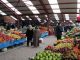 Haftalık sebze meyve pazarı, şehir yaşamının hızına rağmen geleneksel alışveriş kültürünü ayakta tutan önemli alanlardan biri olarak öne çıkıyor. Her hafta belirli günlerde kurulan bu pazarlar, taze ürünlere doğrudan ulaşma imkânı sunarken aynı zamanda sosyal bir buluşma noktası olma özelliğini de sürdürüyor. Haftalık sebze meyve pazarı, yalnızca alışveriş yapılan bir alan değil, üretici ile tüketici arasındaki bağın kurulduğu canlı bir ekosistem olarak değerlendiriliyor. Konulu bir haber görseli.