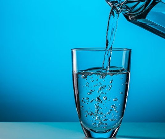 Su, yaşamın temel unsurlarından biri olarak insan hayatının merkezinde yer alıyor. Günlük hayatta tüketilen suyun kaynağı, içeriği ve kullanım amacı ise giderek daha fazla önem kazanıyor. Bu noktada su çeşitleri, yalnızca bir içecek tercihi değil, aynı zamanda sağlık, çevre ve yaşam tarzı ile doğrudan ilişkili bir konu olarak öne çıkıyor. Doğal kaynaklardan elde edilen sulardan arıtılmış seçeneklere kadar uzanan bu çeşitlilik, tüketicilerin bilinçli seçimler yapmasını gerekli kılıyor. Konulu bir haber görseli.